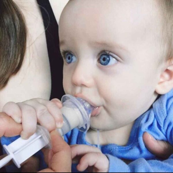 Bebé alimentándose con la jeringuilla de silicona suave y muy flexible.