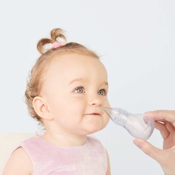 Limpieza nasal a bebé, irrigación de suero con silicona suave