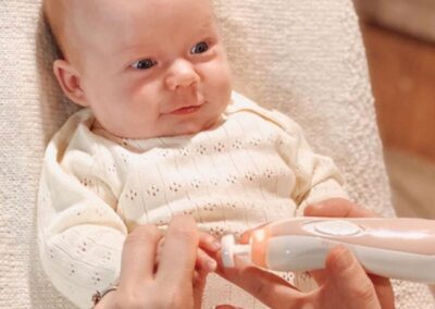 Bebé disfrutando mientras le arreglan las uñas, cortar uñitas ya no es un terror