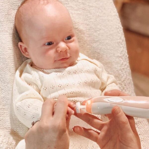 Bebé disfrutando mientras le arreglan las uñas, cortar uñitas ya no es un terror