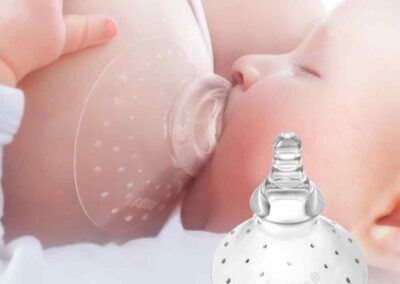 Bebé mamando de forma natural a la vez que el pezón está protegido.