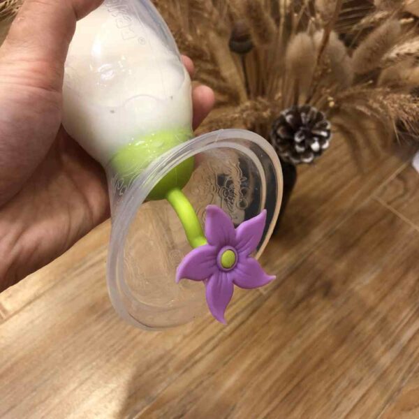 Tapón flor protege la leche de impurezas y suciedad.