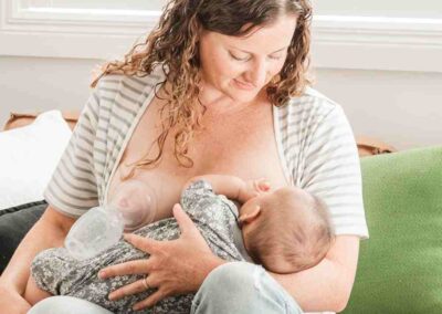 Mamá amamantando a su bebé. El recolector aprovecha el reflejo de eyección y mediante una succión pasiva recoge la leche que de otro modo se perdería en un disco de lactancia.