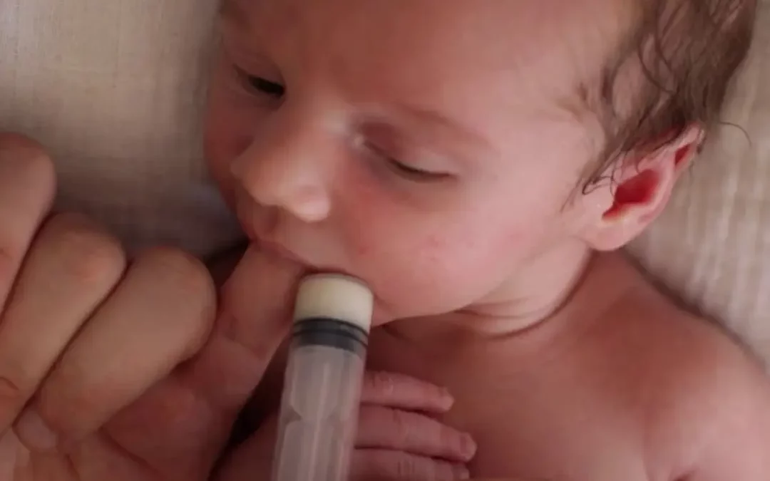 Bebé alimentandose con la técnica dedo-jeriga. Problemas lactancia materna