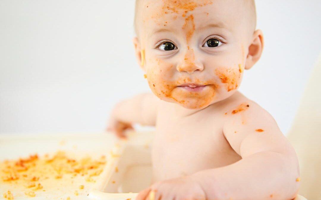 Bebé manchado de comida. La crisis del año